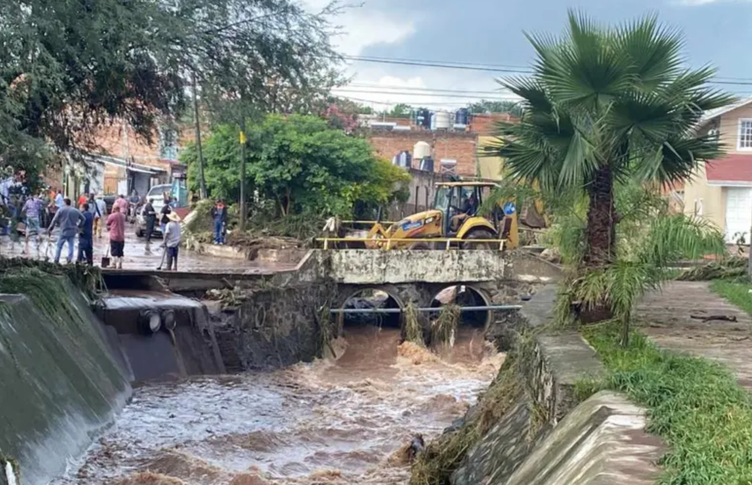 Se desborda presa provocando muerte de un joven 